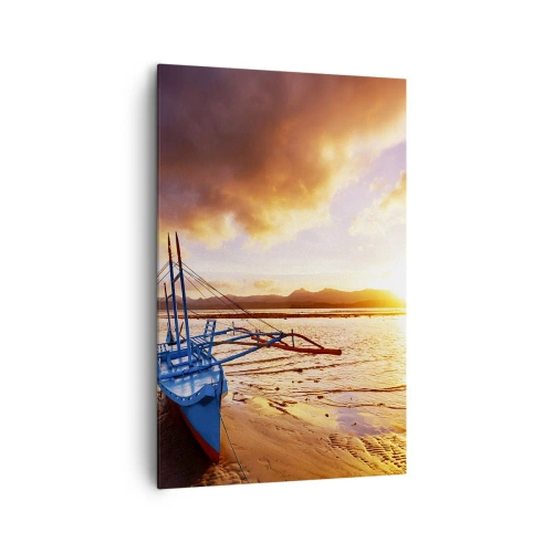 Obraz na płótnie - Niebieska łódź na plaży o zachodzie słońca - 80x120cm - Po całym dniu wyciągnąć się na piasku - Nowoczesna dekoracja ścienna do salonu i sypialni ARTTOR