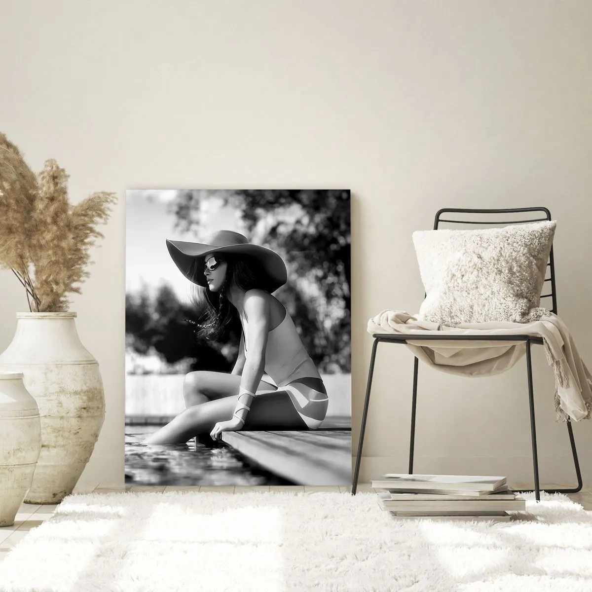 Obraz na szkle - Kobieta w kapeluszu nad basenem w czerni i bieli - 70x100cm - Letnie marzenie - Nowoczesna dekoracja ścienna do salonu i sypialni ARTTOR