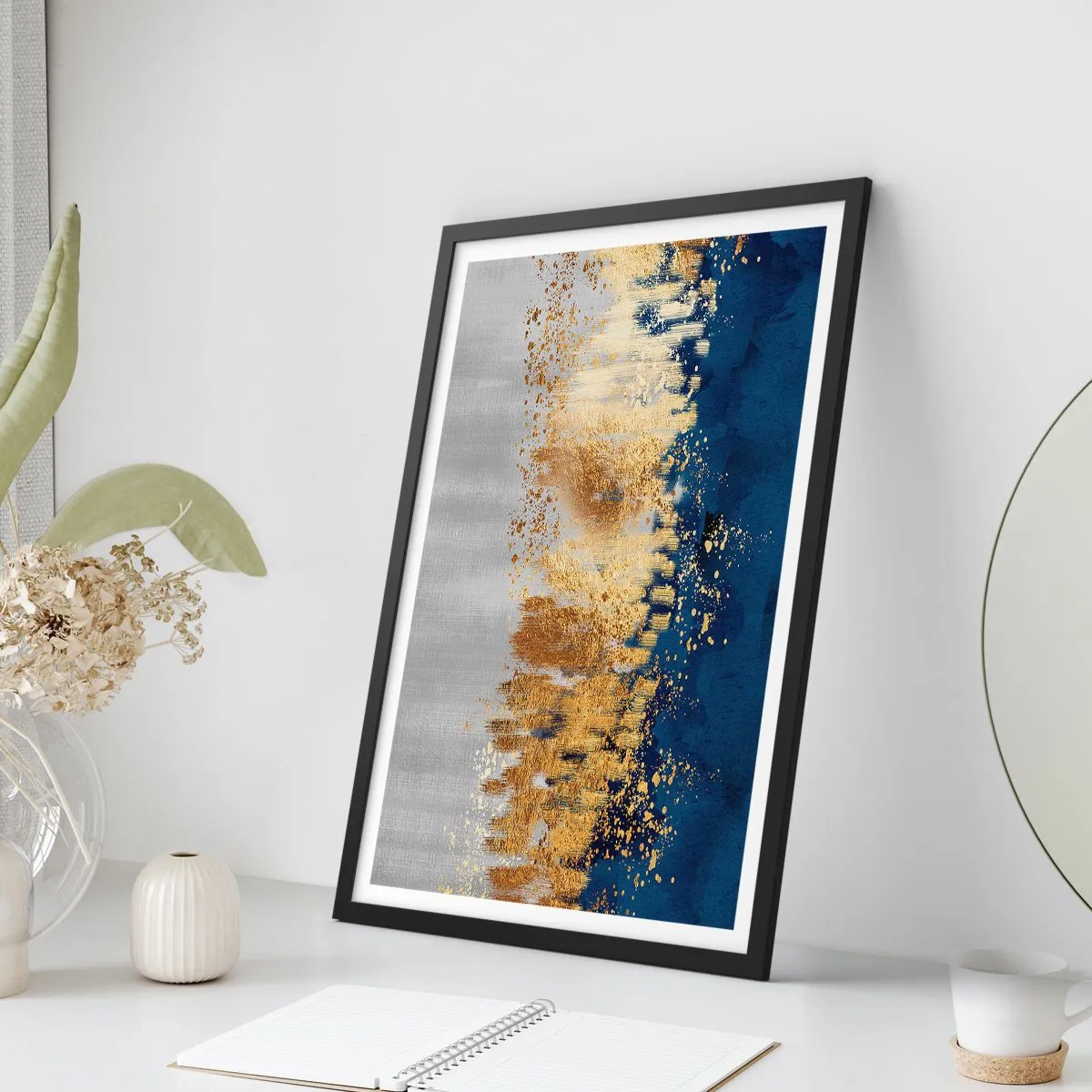 Plakat w czarnej ramie - Abstrakcyjna kompozycja w odcieniach granatu, złota i srebra - 50x70cm - Nowoczesna kompozycja z błyskiem - Nowoczesna dekoracja ścienna do salonu i sypialni ARTTOR