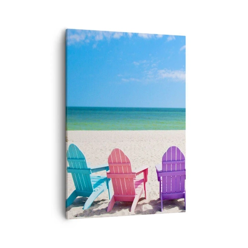 Obraz na płótnie - Kolorowe leżaki na piaszczystej plaży z widokiem na morze - 50x70cm - Tęczowa plaża - Nowoczesna dekoracja ścienna do salonu, kuchni i sypialni ARTTOR