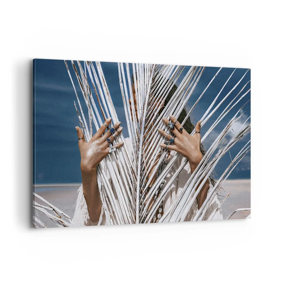 Obraz na płótnie - Kobieta ukryta za palmowymi liśćmi z pierścieniami na dłoniach - 120x80cm - Dziewczyna szamana? - Nowoczesna dekoracja ścienna do salonu, kuchni i sypialni ARTTOR