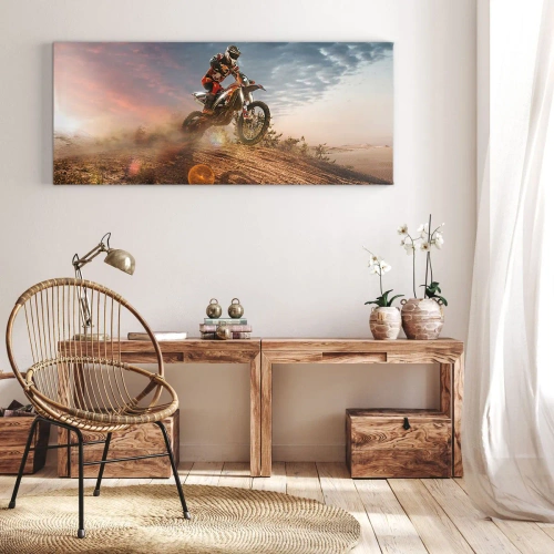 Obraz na płótnie - Motocyklista na wydmach o zachodzie słońca - 160x50cm - Po zwycięstwo - Nowoczesna dekoracja ścienna do salonu i sypialni ARTTOR
