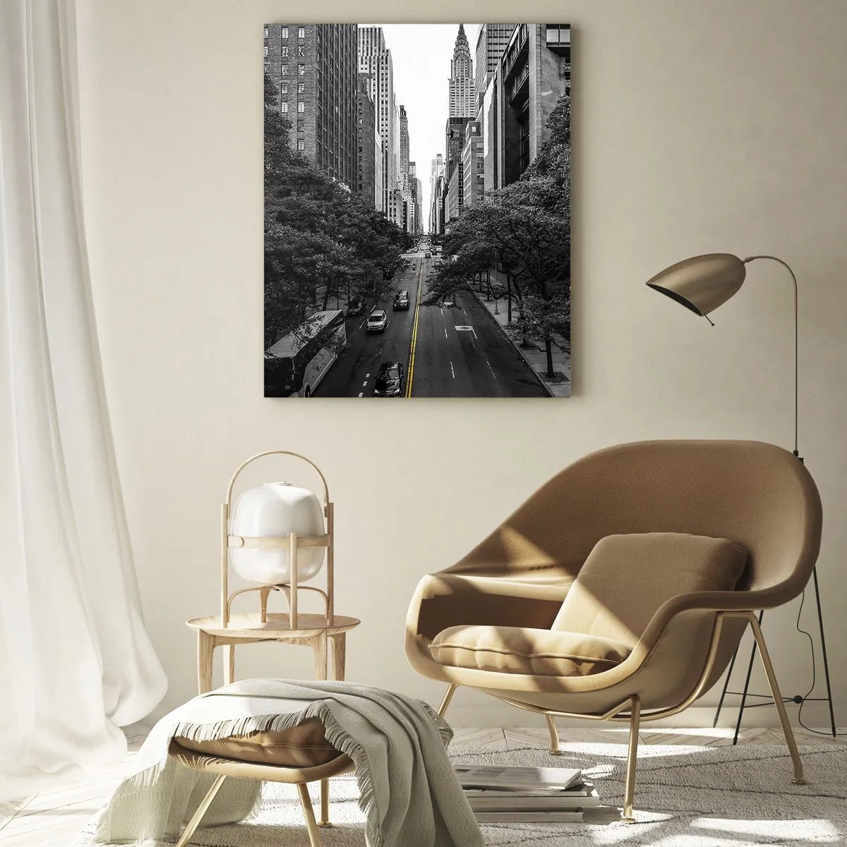 Obraz na szkle - Ulica w Nowym Jorku otoczona drzewami i wieżowcami, z widokiem na Chrysler Building - 80x120cm - Nowojorski poranek - Nowoczesna dekoracja ścienna do salonu i sypialni ARTTOR
