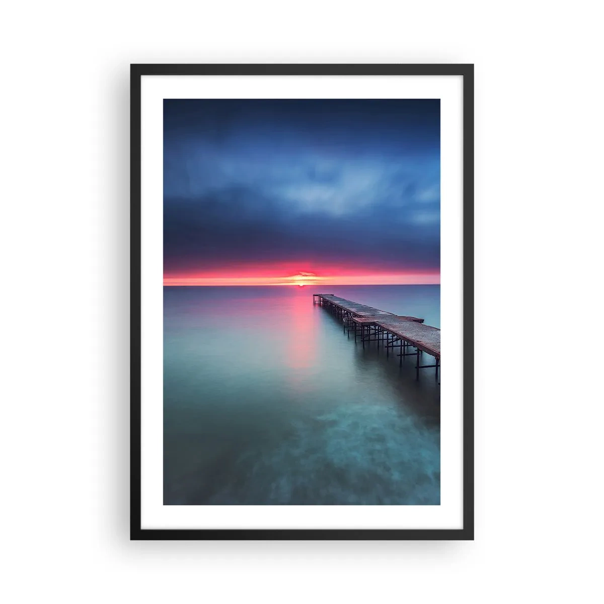 Plakat w czarnej ramie - Pomost wchodzący w spokojne morze o zachodzie słońca - 50x70cm - Między niebem a ziemią - Nowoczesna dekoracja ścienna do salonu i sypialni ARTTOR