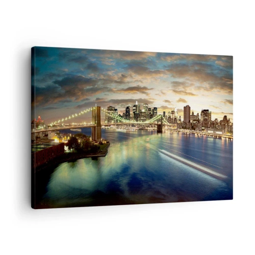 Obraz na płótnie - Podświetlony most na tle miasta z odbiciami świateł w wodzie - 70x50cm - Rozświetlony wieczór nad Manhatanem - Nowoczesna dekoracja ścienna do salonu i sypialni ARTTOR