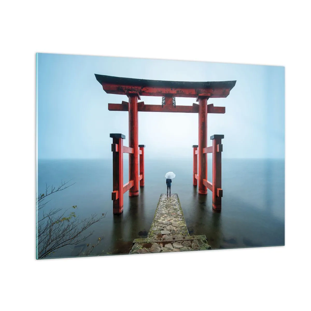 Obraz na szkle - Czerwony torii nad spokojną wodą w mglistej scenerii - 100x70cm - Japońska zaduma - Nowoczesna dekoracja ścienna do salonu, kuchni i sypialni ARTTOR