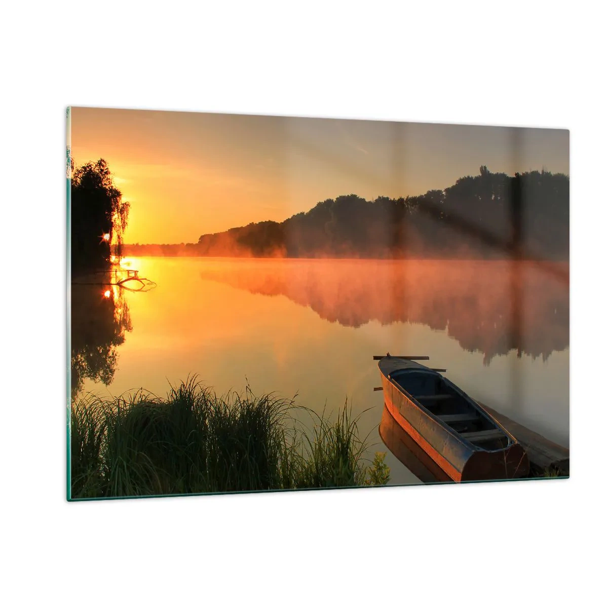 Obraz na szkle - Wschód słońca nad spokojnym jeziorem z łódką przy brzegu - 120x80cm - Wschód słońca nad wodą jak tafla lustra - Nowoczesna dekoracja ścienna do salonu, kuchni i sypialni ARTTOR