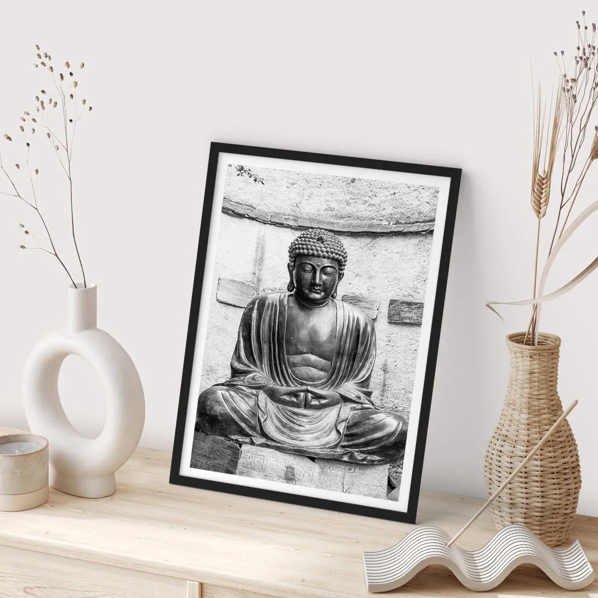 Plakat w czarnej ramie - Rzeźba Buddy w pozycji medytacyjnej w monochromatycznej tonacji - 50x70cm - U źródeł spokoju - Nowoczesna dekoracja ścienna do salonu i sypialni ARTTOR