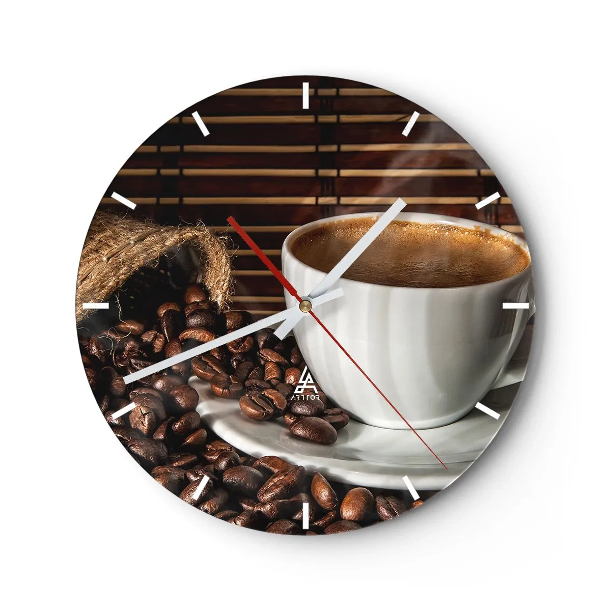 Zegar ścienny - Filiżanka kawy i rozsypane ziarna na tle bambusowym - 30x30cm - Czarność węgla, przejrzystość bursztynu - Nowoczesna dekoracja ścienna do salonu, kuchni i sypialni ARTTOR