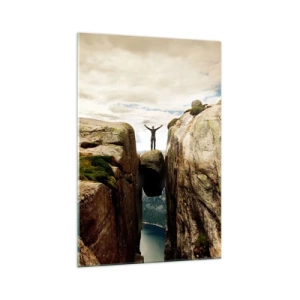 Obraz na szkle - Człowiek stojący na zaklinowanym kamieniu między skałami - 70x100cm - Jak się czuję?! - Nowoczesna dekoracja ścienna do salonu i sypialni ARTTOR