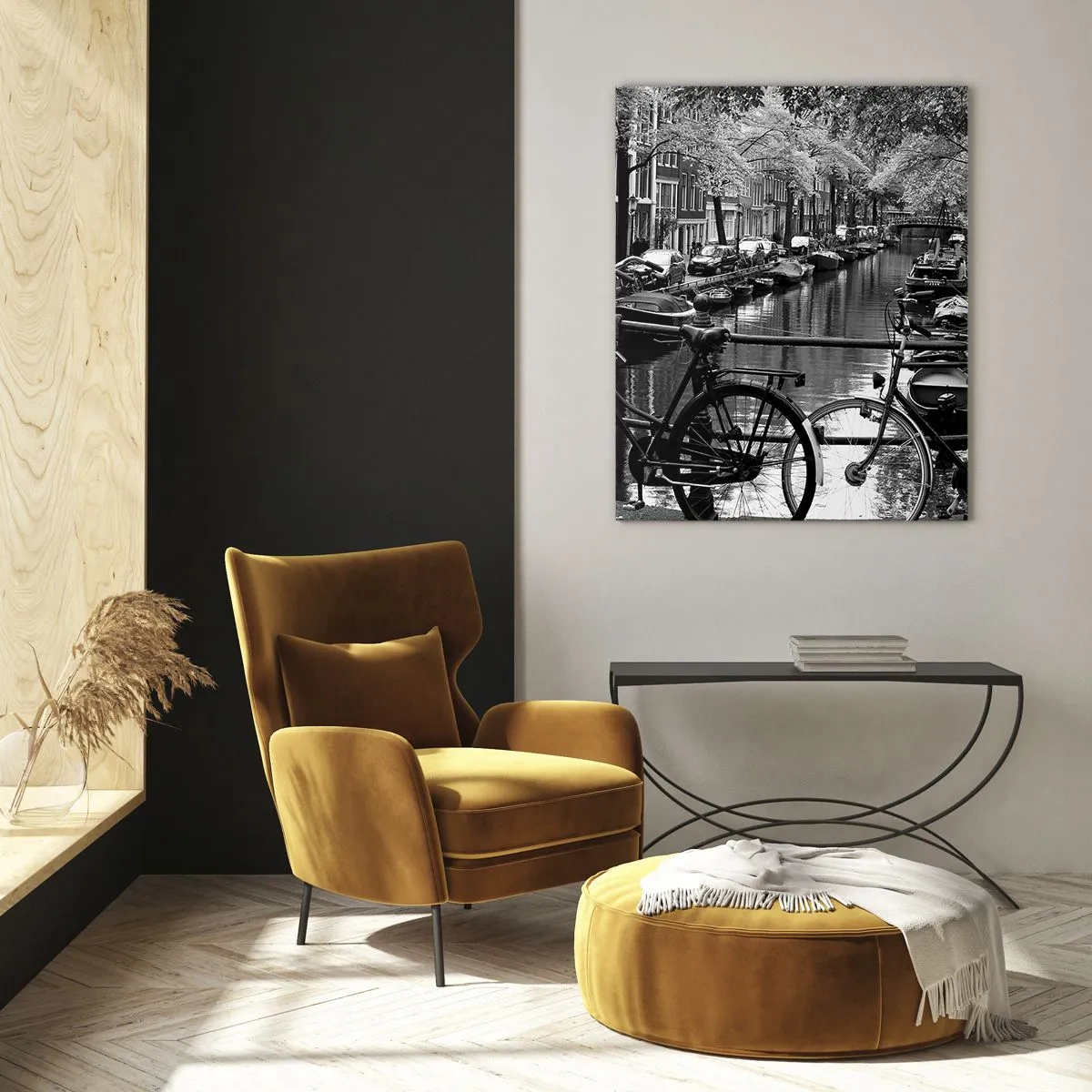 Obraz na szkle - Czarno-biały widok na kanał z rowerami i łodziami - 50x70cm - Bardzo holenderski widok - Nowoczesna dekoracja ścienna do salonu, kuchni i sypialni ARTTOR