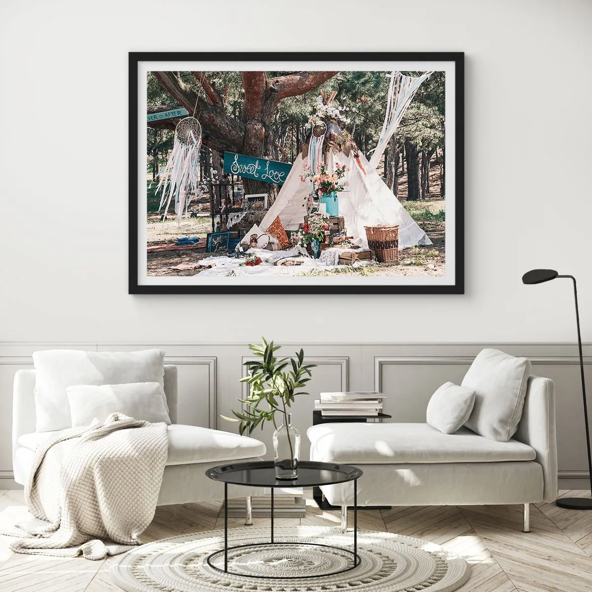 Plakat w czarnej ramie - Dekoracja boho z tipi w lesie - 100x70cm - Make love… - Nowoczesna dekoracja ścienna do salonu i sypialni ARTTOR