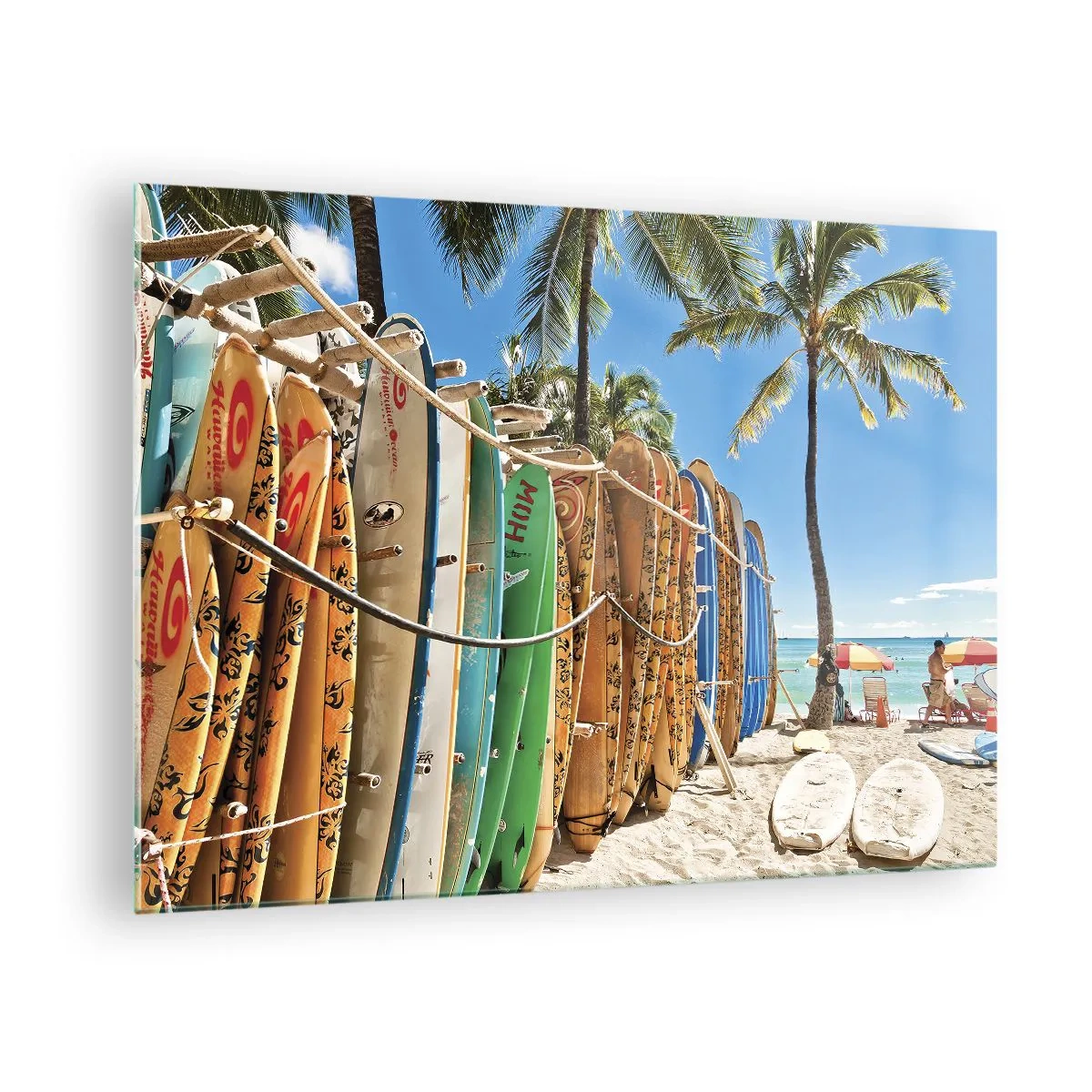Obraz na szkle - Kolorowe deski surfingowe na plaży w tropikach - 70x50cm - Słoneczna zabawa - Nowoczesna dekoracja ścienna do salonu i sypialni ARTTOR