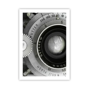 Plakat - Zbliżenie na obiektyw aparatu z metalicznymi detalami - 50x70cm - Opowieść o Hollywood - Nowoczesna dekoracja ścienna do salonu, kuchni i sypialni ARTTOR