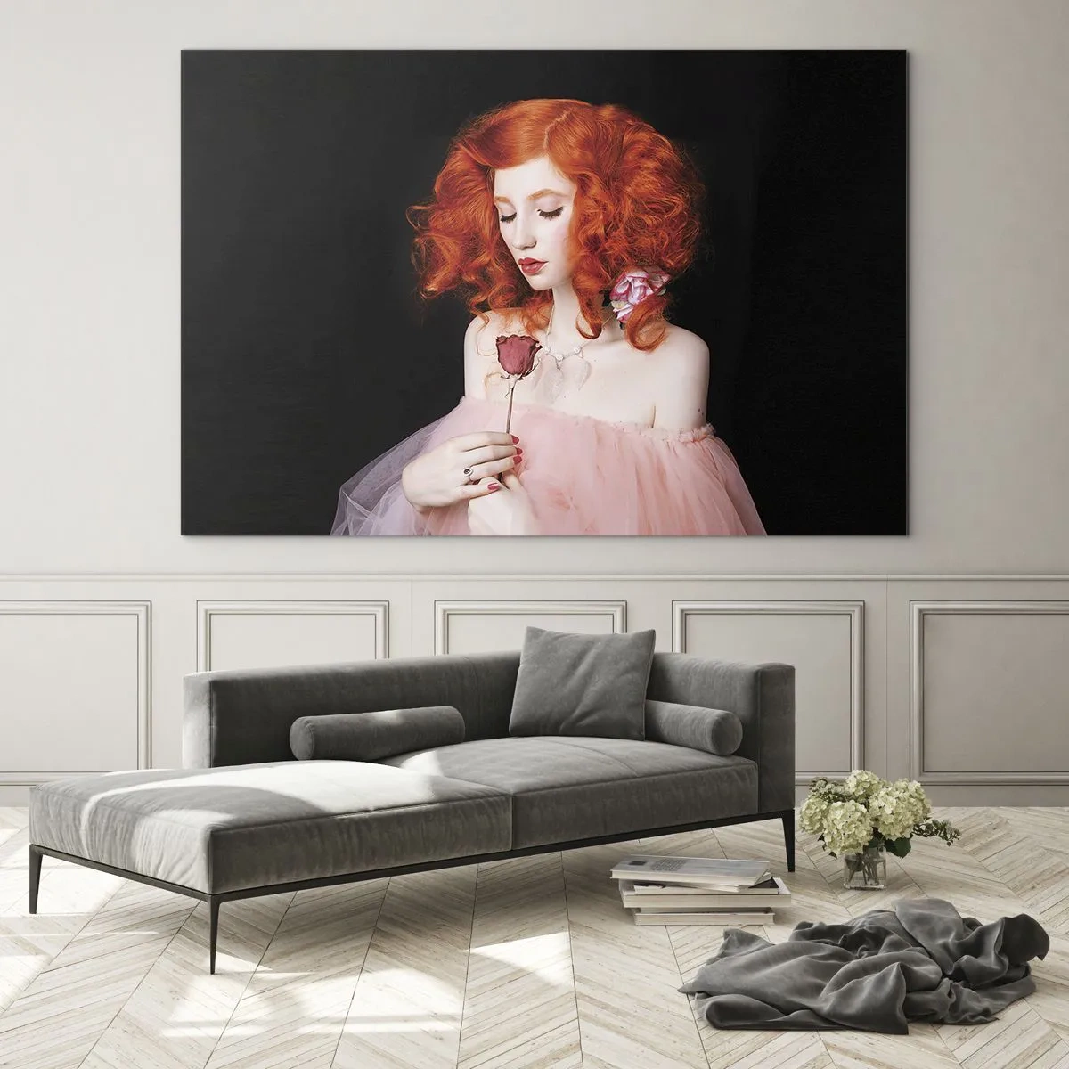 Obraz na szkle - Portret kobiety z rudymi włosami i różą na ciemnym tle - 70x50cm - W barokowym stylu - Nowoczesna dekoracja ścienna do salonu i sypialni ARTTOR