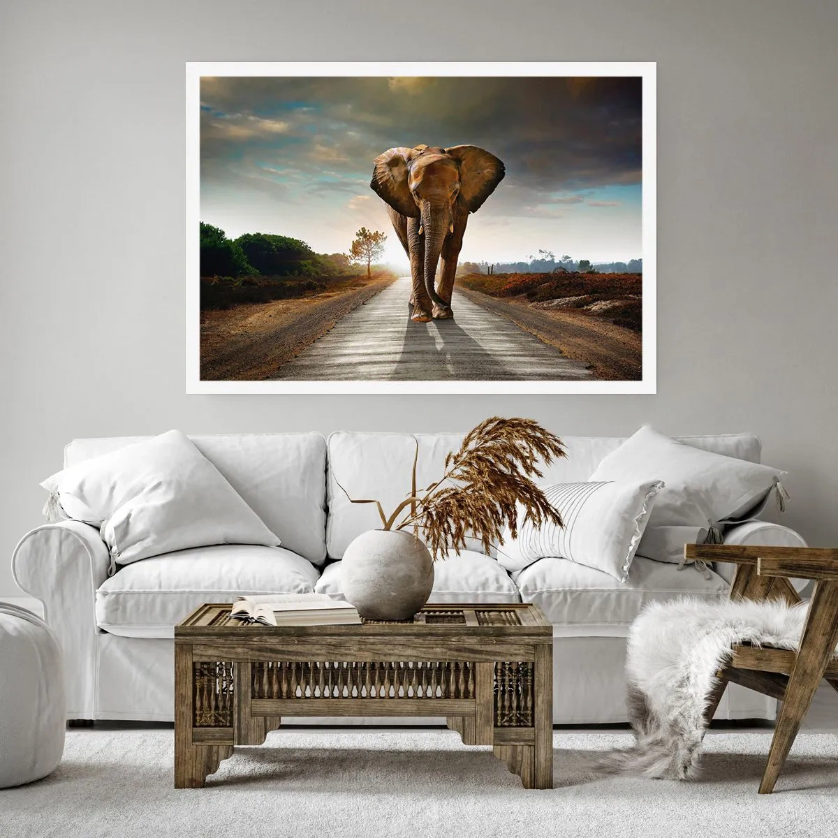 Plakat - Słoń kroczący drogą wśród krajobrazu o zachodzie słońca - 100x70cm - I wcale nie w składzie porcelany - Nowoczesna dekoracja ścienna do salonu i sypialni ARTTOR