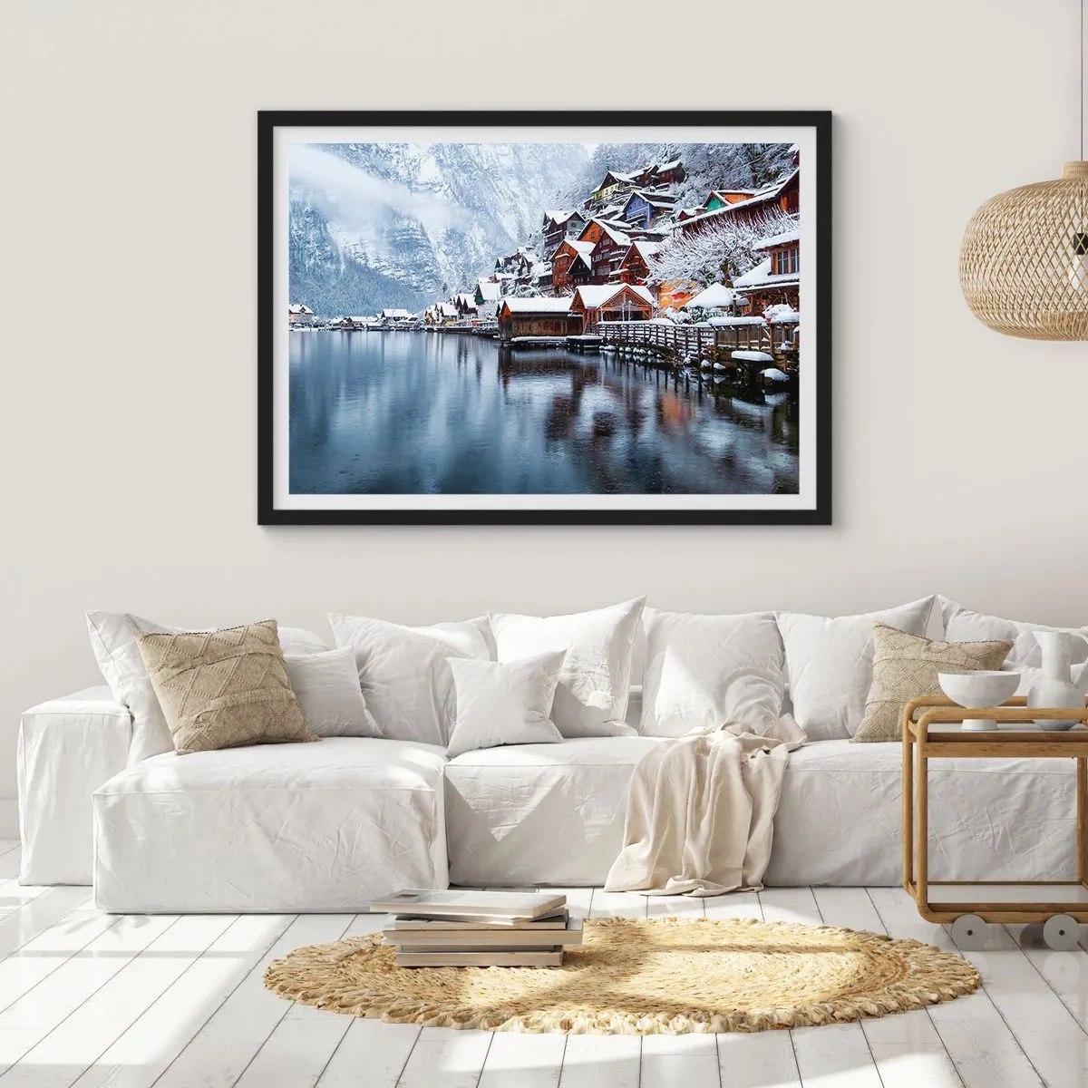 Plakat w czarnej ramie - Zimowy widok na górską miejscowość nad jeziorem - 70x50cm - W zimowej dekoracji - Nowoczesna dekoracja ścienna do salonu i sypialni ARTTOR