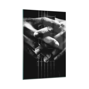 Obraz na szkle - Dłonie splecione na gitarze w monochromatycznej tonacji - 80x120cm - Modlitwa artysty - Nowoczesna dekoracja ścienna do salonu i sypialni ARTTOR