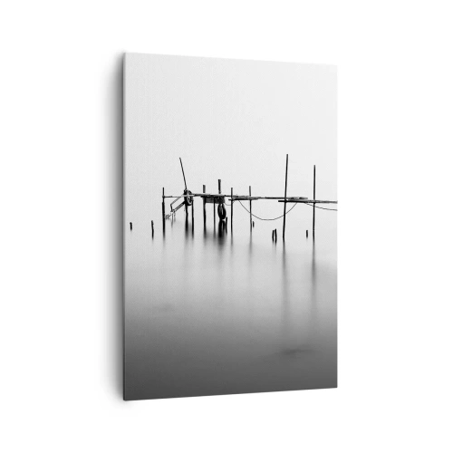 Obraz na płótnie - Czarno-biały pomost zanurzony w mglistym krajobrazie - 70x100cm - A jeśli świata nie ma? - Nowoczesna dekoracja ścienna do salonu i sypialni ARTTOR