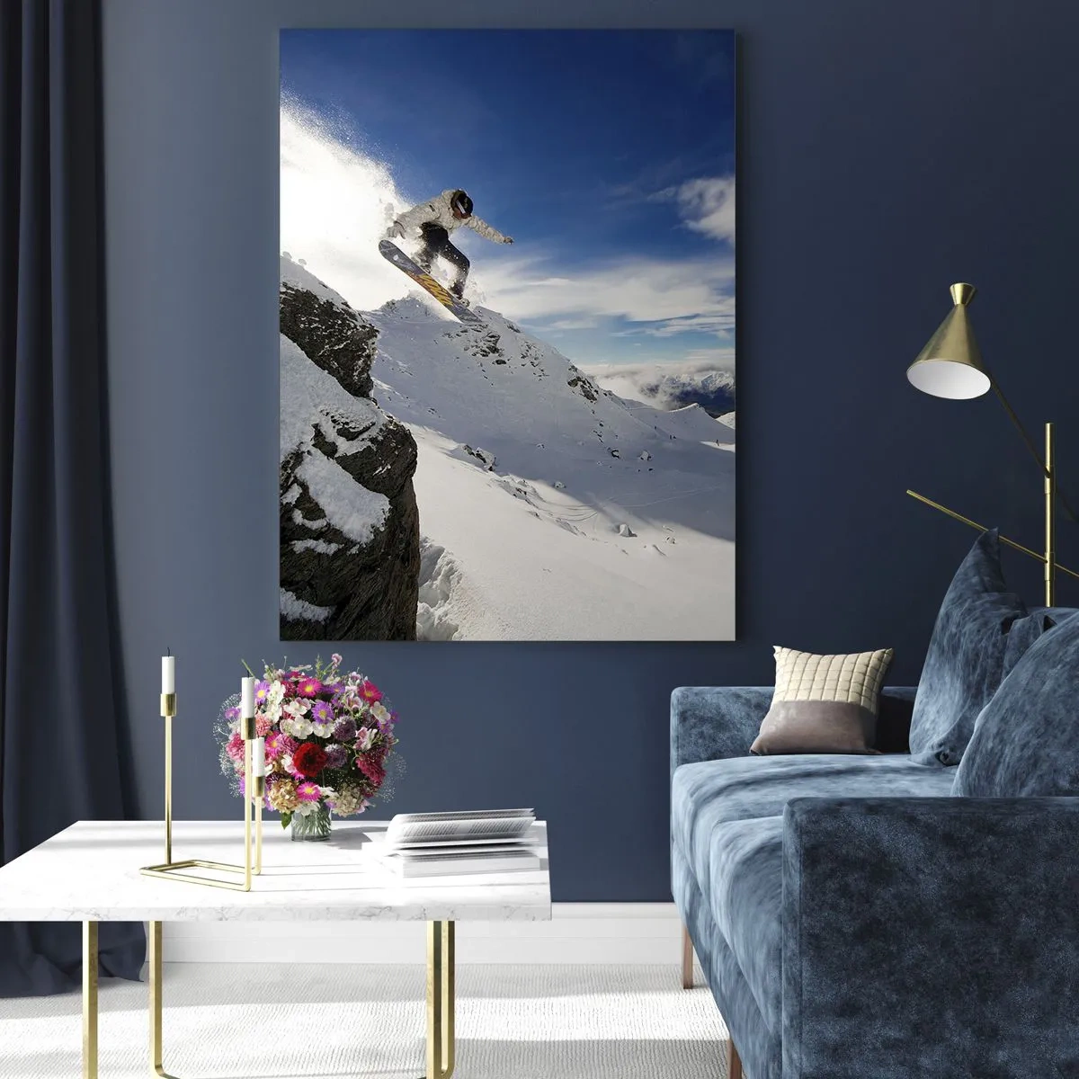 Obraz na szkle - Snowboardzista skaczący z urwiska na tle ośnieżonych gór - 80x120cm - Wolność bez granic - Nowoczesna dekoracja ścienna do salonu i sypialni ARTTOR
