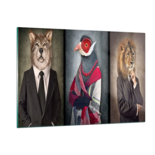 Obraz na szkle - Trzy zwierzęta w eleganckich ubraniach na stylizowanym tle - 120x80cm - Co ja tu robię?! - Nowoczesna dekoracja ścienna do salonu, kuchni i sypialni ARTTOR
