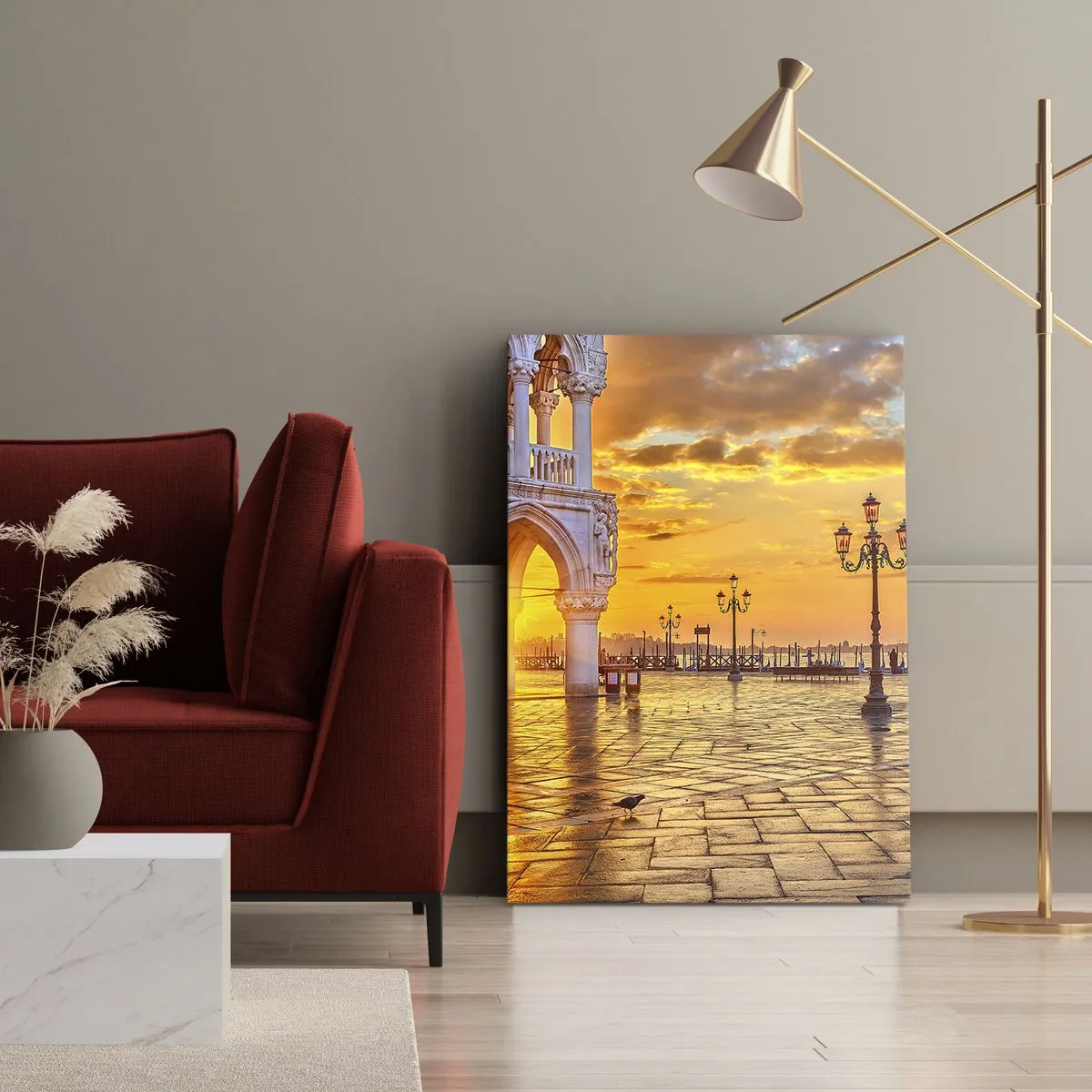 Obraz na płótnie - Złoty zachód słońca na miejskim placu z arkadami i lampami - 70x100cm - Gdzie są wszyscy? - Nowoczesna dekoracja ścienna do salonu i sypialni ARTTOR