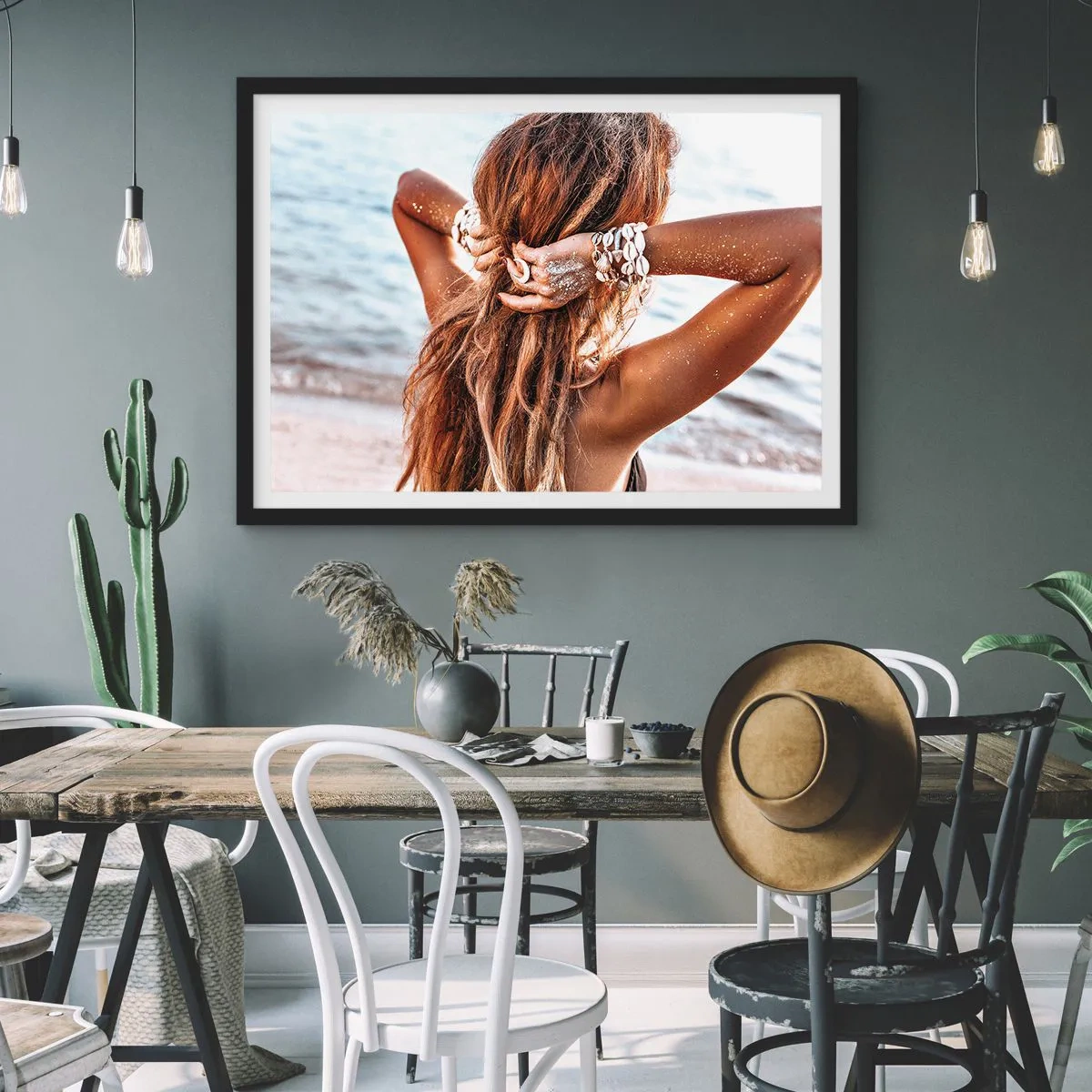 Plakat w czarnej ramie - Kobieta na plaży z włosami rozwianymi w słońcu - 100x70cm - Siostra wody i słońca - Nowoczesna dekoracja ścienna do salonu i sypialni ARTTOR