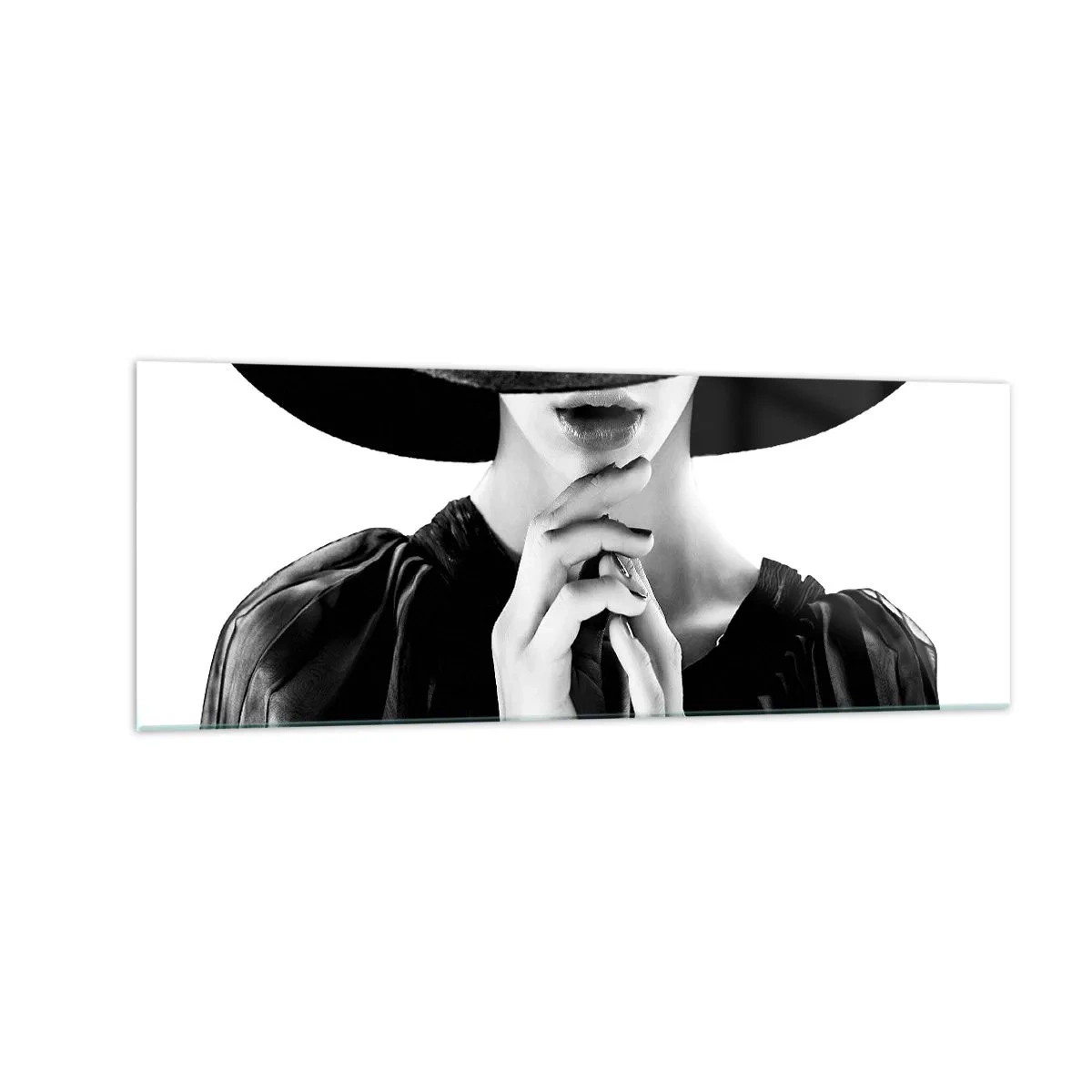 Obraz na szkle - Stylowa kobieta w dużym kapeluszu w odcieniach czerni i bieli - 140x50cm - Skryte piękno - Nowoczesna dekoracja ścienna do salonu i sypialni ARTTOR