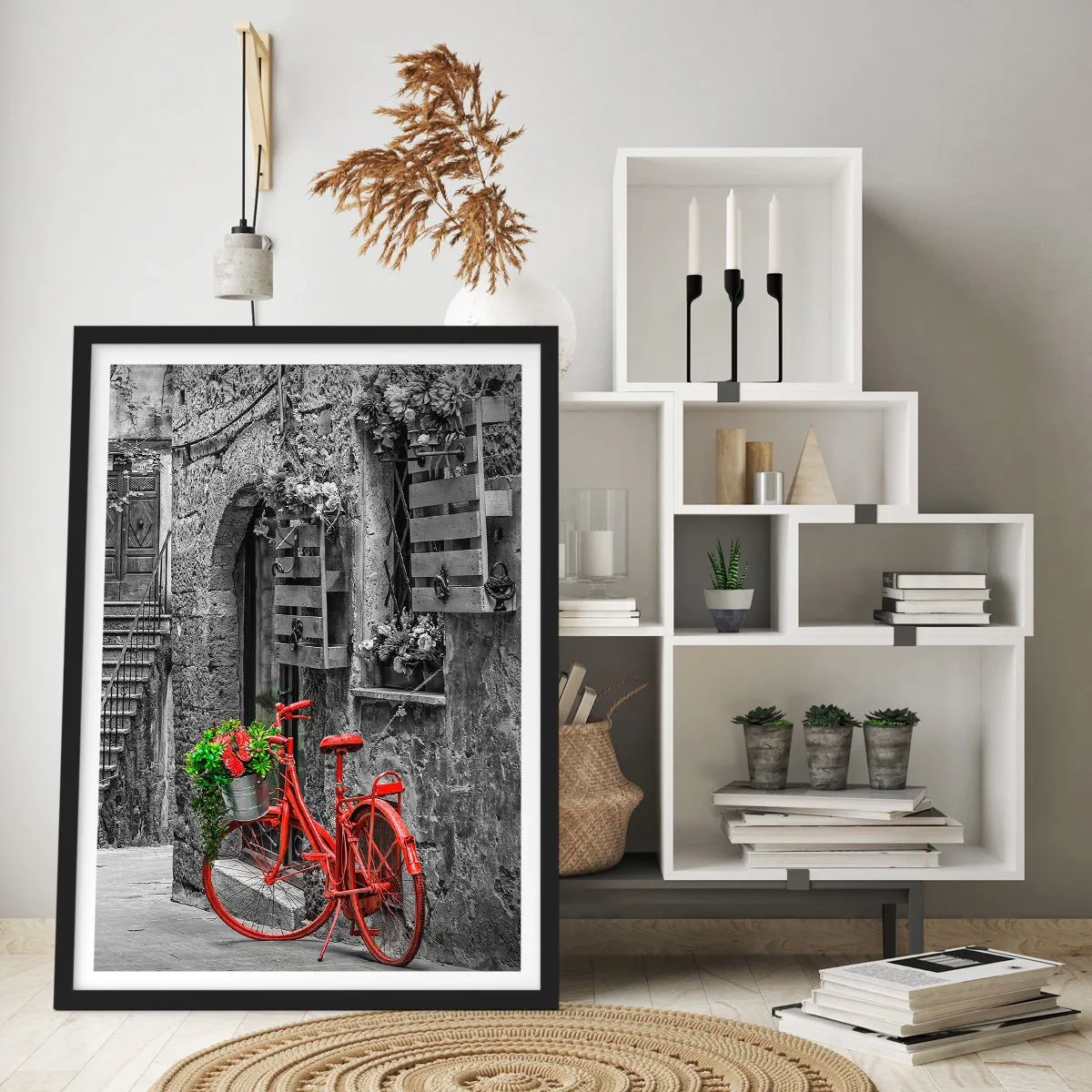 Plakat w czarnej ramie - Czerwony rower z kwiatami w wąskiej uliczce - 50x70cm - Toskański zaułek - Nowoczesna dekoracja ścienna do salonu i sypialni ARTTOR