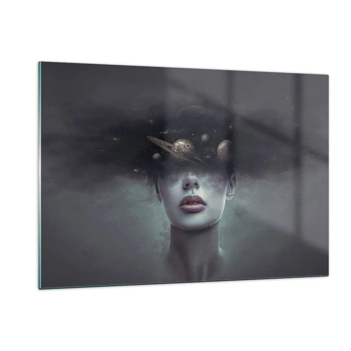 Obraz na szkle - Kobieta z planetami w miejscu głowy w surrealistycznej kompozycji - 120x80cm - A planety szaleją… - Nowoczesna dekoracja ścienna do salonu, kuchni i sypialni ARTTOR