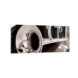 Obraz na szkle - Srebrna trąbka w zbliżeniu na tle eleganckiego materiału - 120x50cm - Muzyczna podróż do lat 30. - Nowoczesna dekoracja ścienna do salonu i sypialni ARTTOR