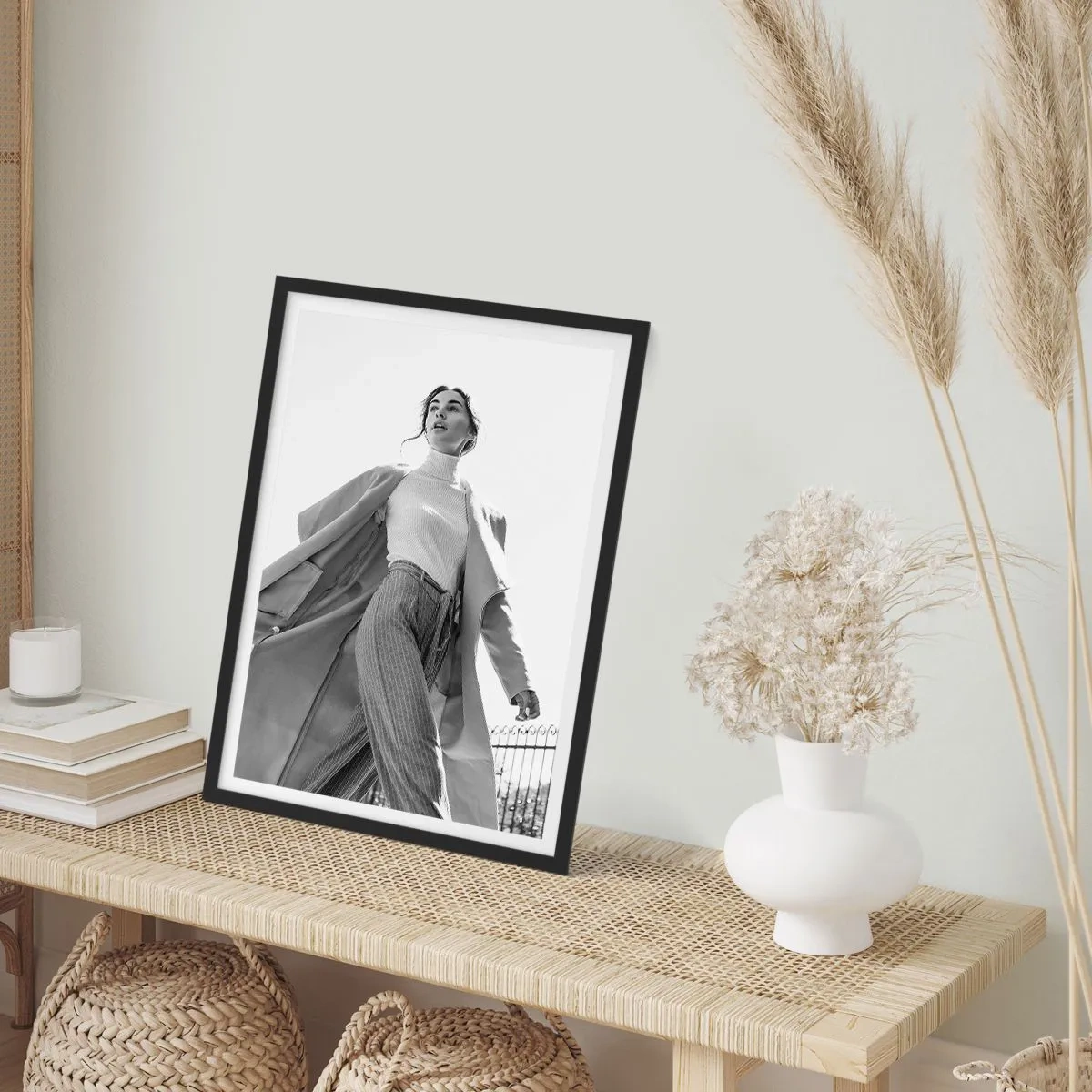 Plakat w czarnej ramie - Stylowa kobieta w długim płaszczu krocząca z pewnością siebie - 50x70cm - Idziesz ze mną? - Nowoczesna dekoracja ścienna do salonu i sypialni ARTTOR