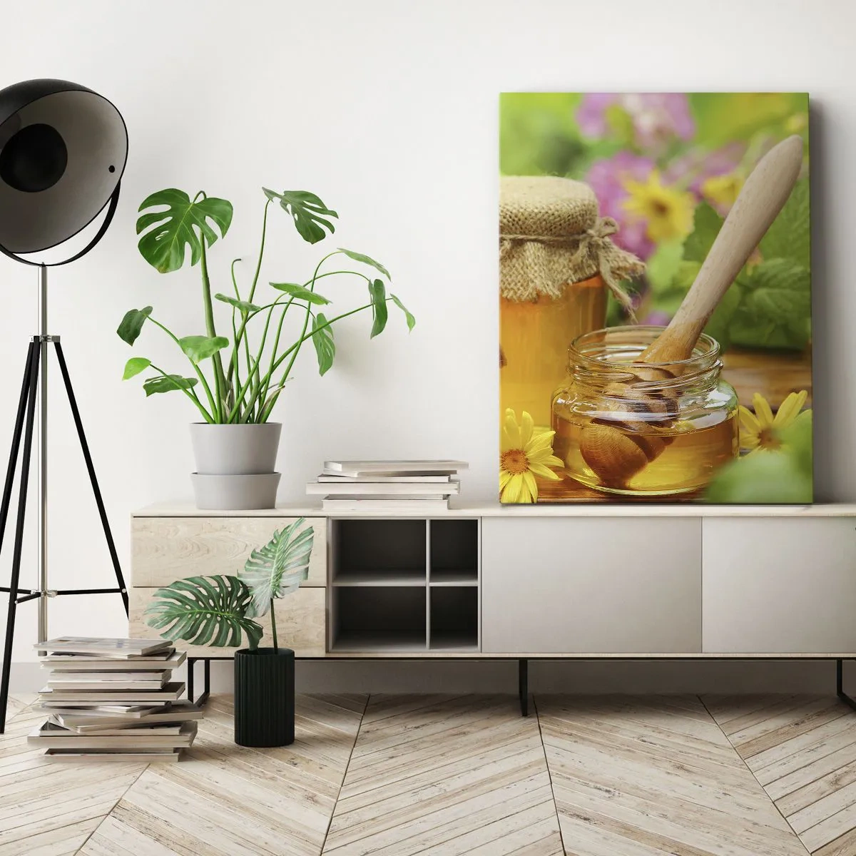 Obraz na płótnie - Słoiki miodu z kwiatami na tle letniego ogrodu - 70x100cm - Słodko i kwiatowo - Nowoczesna dekoracja ścienna do salonu i sypialni ARTTOR