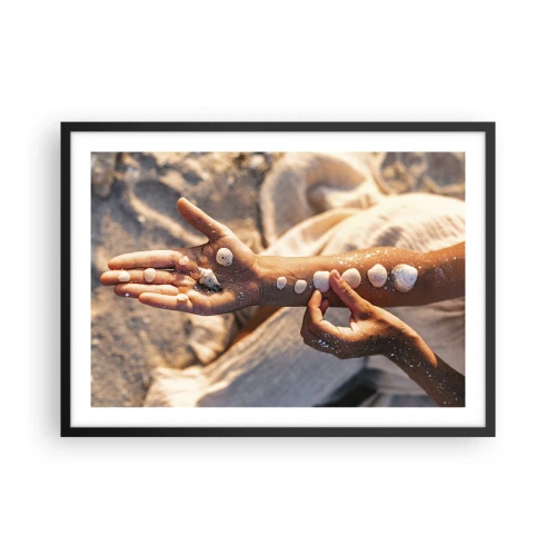 Plakat w czarnej ramie - Dłonie z ułożonymi muszlami na tle piasku - 70x50cm - Piękno w zasięgu ręki - Nowoczesna dekoracja ścienna do salonu i sypialni ARTTOR