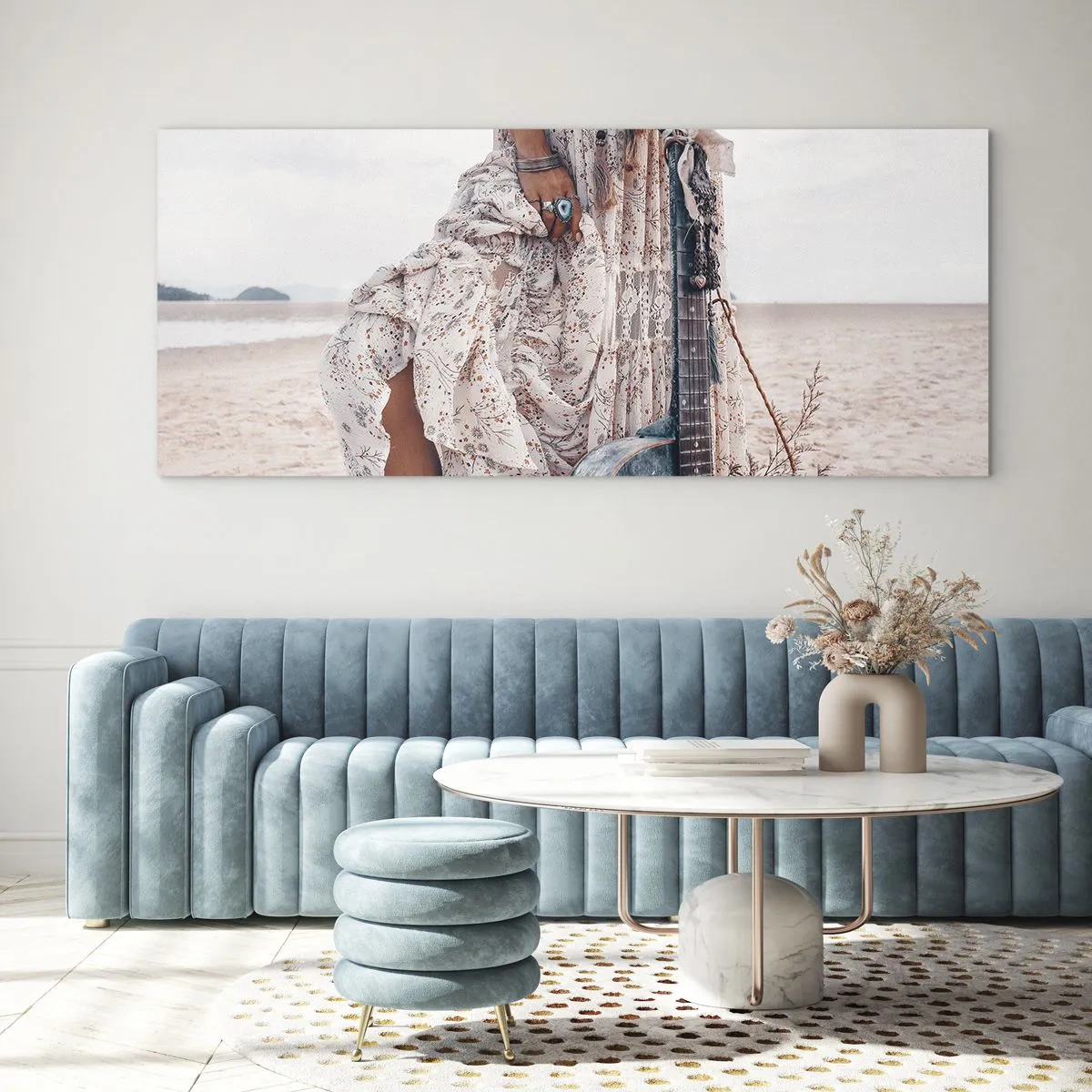 Obraz na szkle - Kobieta w stylu boho z gitarą na plaży - 120x50cm - Dzieci kwiaty w drodze - Nowoczesna dekoracja ścienna do salonu i sypialni ARTTOR