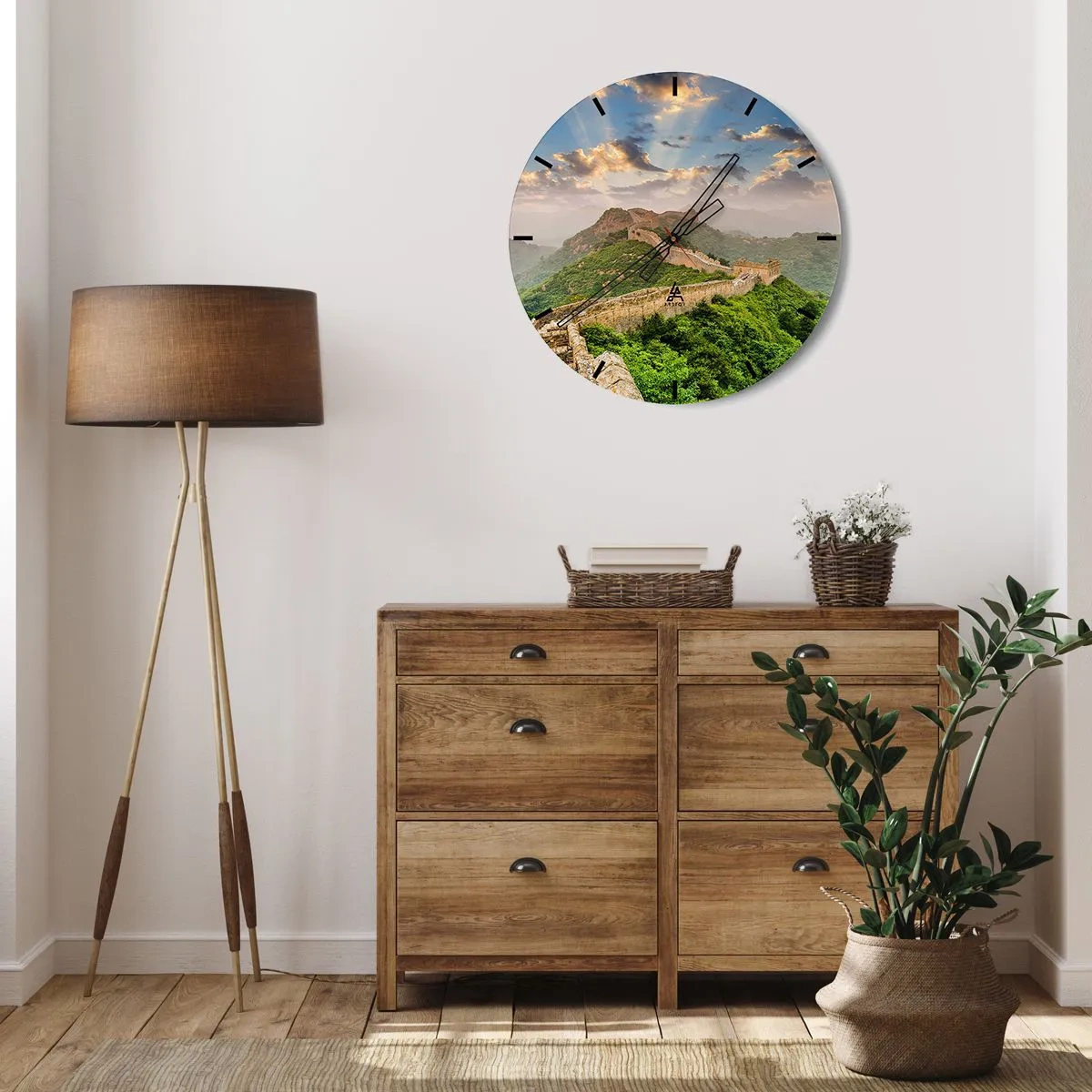 Zegar ścienny - Wielki Mur Chiński o wschodzie słońca w otoczeniu zielonych wzgórz - 30x30cm - Nieprzemijająca wielkość - Nowoczesna dekoracja ścienna do salonu, kuchni i sypialni ARTTOR