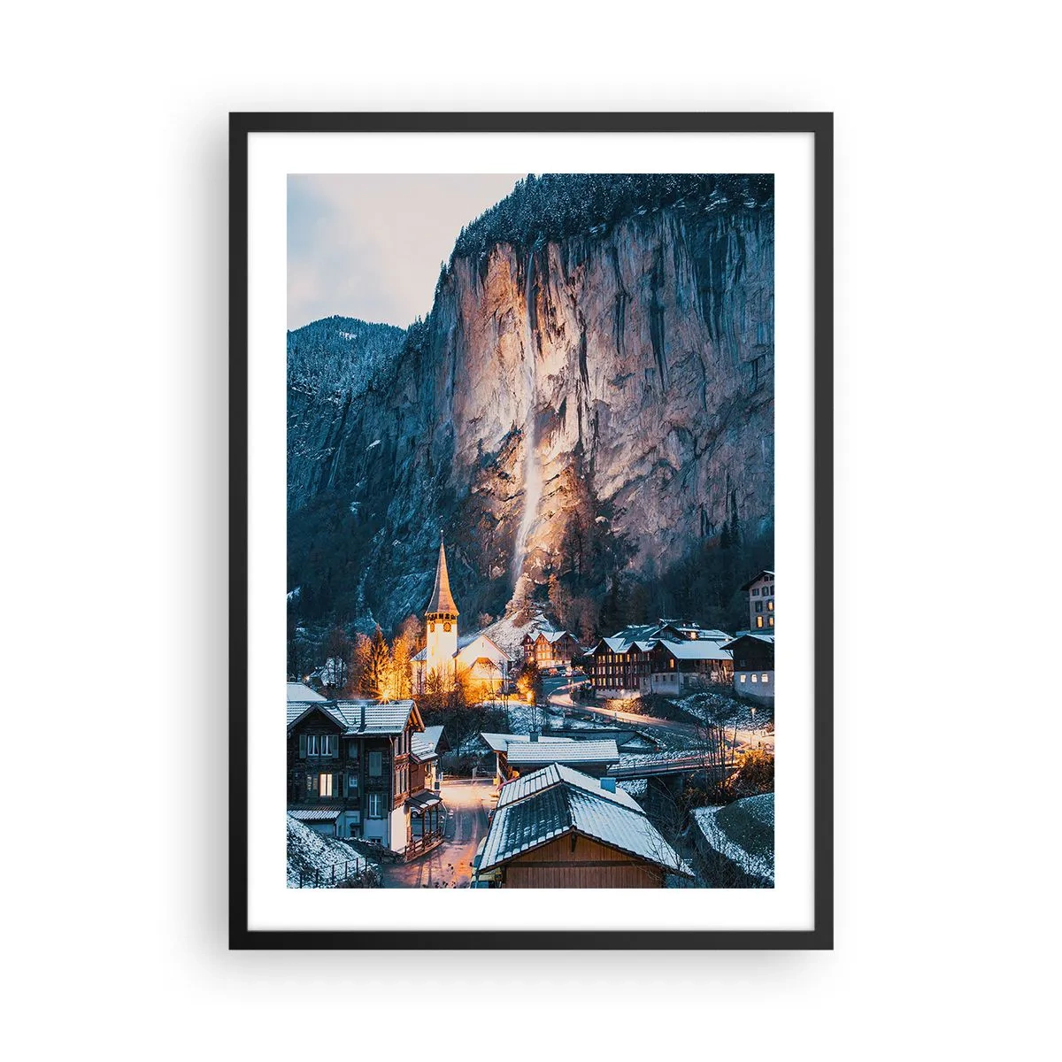 Plakat w czarnej ramie - Oświetlona zimowa wioska u podnóża klifu - 50x70cm - Świetlisty duch zimy - Nowoczesna dekoracja ścienna do salonu i sypialni ARTTOR