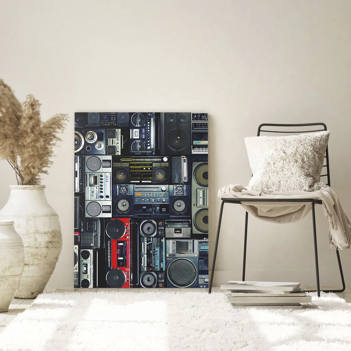 Obraz na szkle - Kolaż retro radioodbiorników i magnetofonów na ciemnym tle - 50x70cm - Tęsknota za latami 80. - Nowoczesna dekoracja ścienna do salonu, kuchni i sypialni ARTTOR