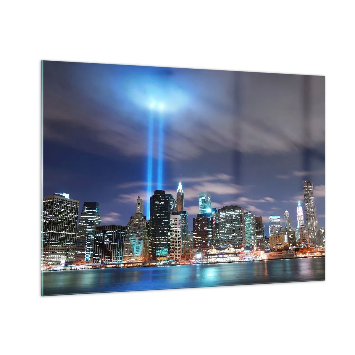 Obraz na szkle - Wieczorna panorama miasta z reflektorami świetlnymi - 100x70cm - Światłem dosięgnąć nieba - Nowoczesna dekoracja ścienna do salonu, kuchni i sypialni ARTTOR