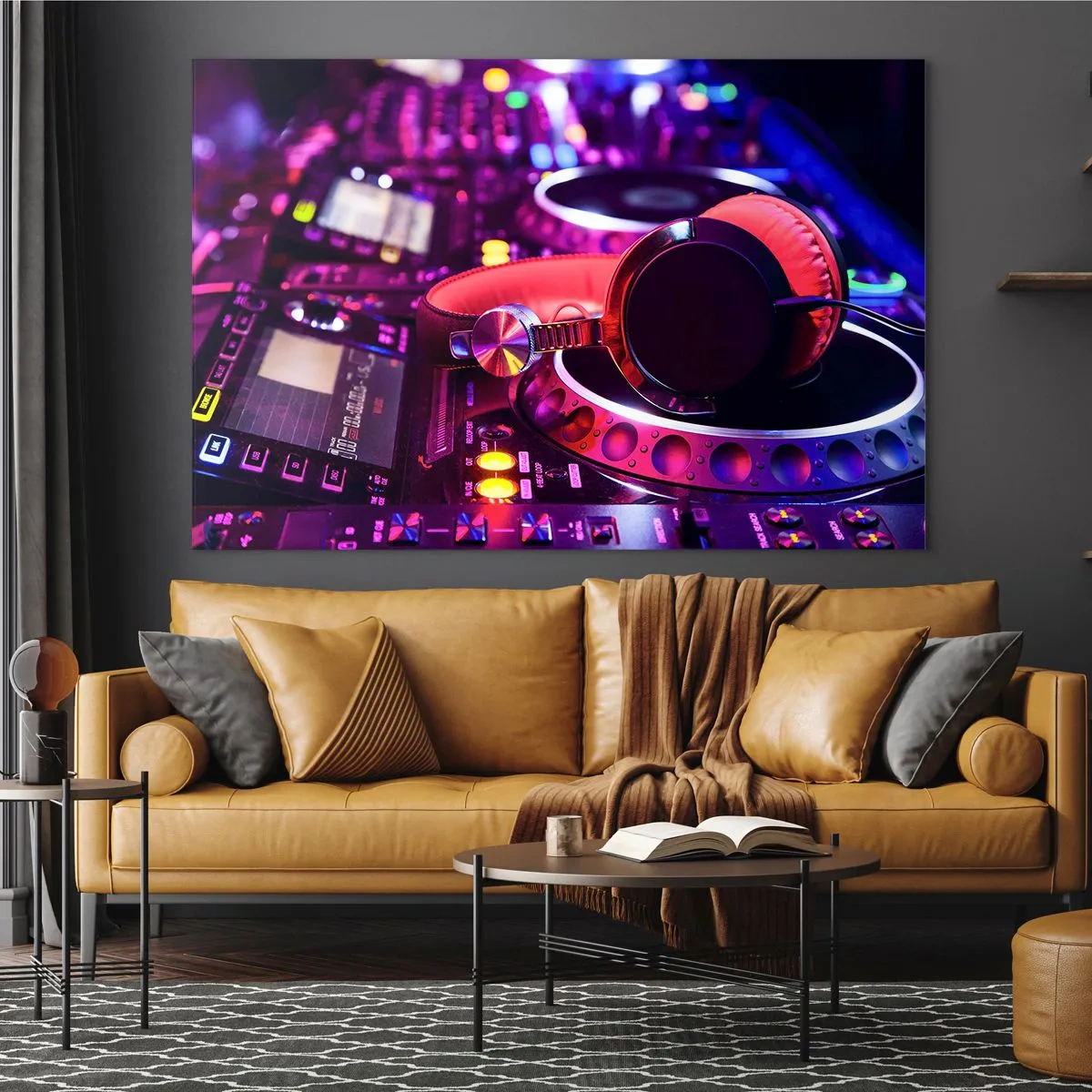 Obraz na szkle - Kolorowy sprzęt DJ z czerwonymi słuchawkami - 100x70cm - Zanim się zacznie zabawa - Nowoczesna dekoracja ścienna do salonu, kuchni i sypialni ARTTOR