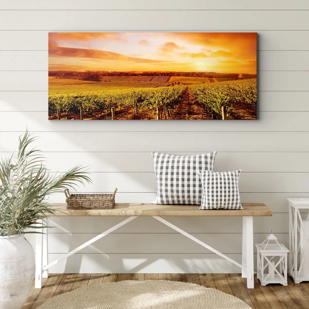 Obraz na płótnie - Winnica o zachodzie słońca z ciepłymi odcieniami nieba - 120x50cm - Delikatnie owocowe z nutą słońca - Nowoczesna dekoracja ścienna do salonu i sypialni ARTTOR