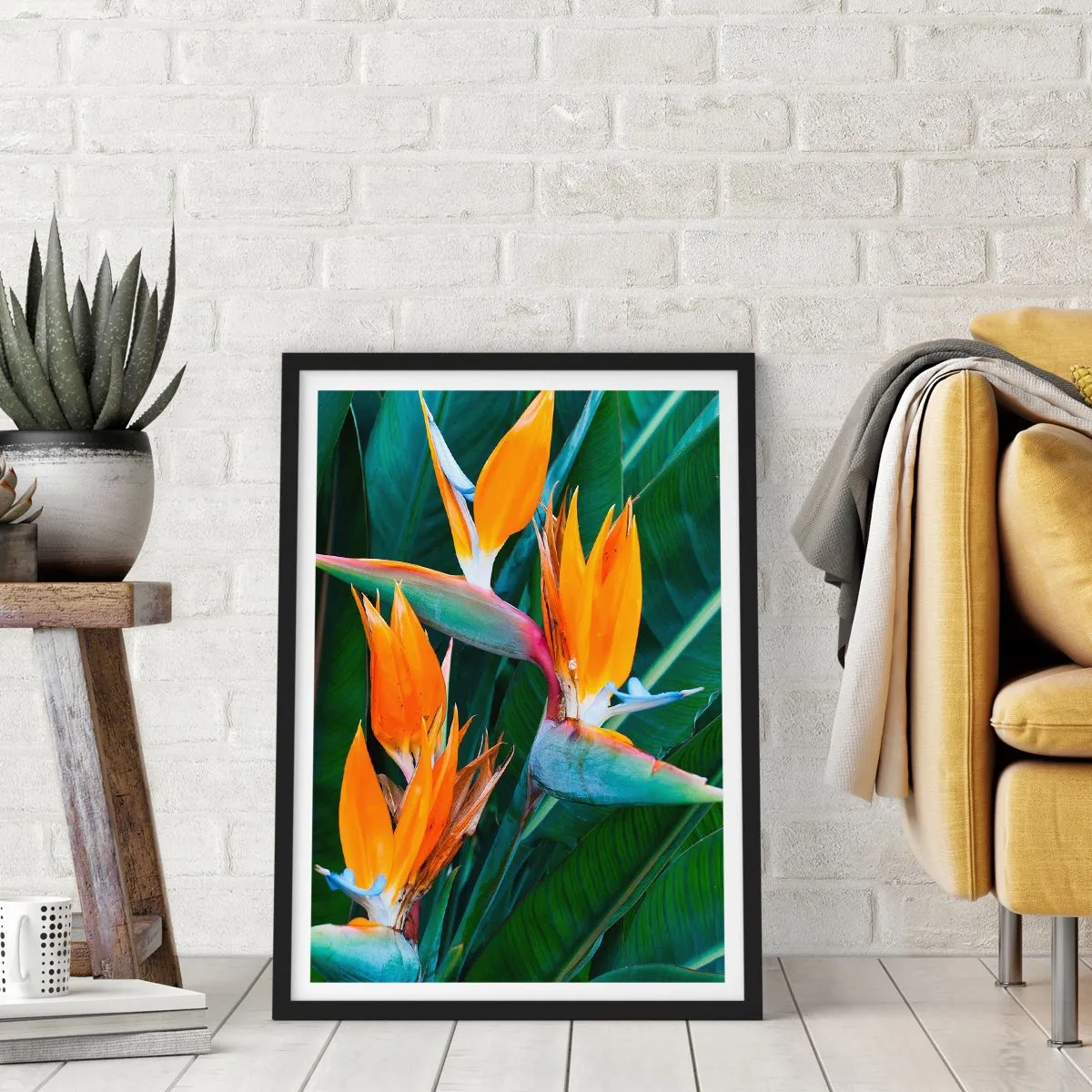 Plakat w czarnej ramie - Kwiaty strelicji otoczone zielonymi liśćmi - 50x70cm - Czy to kwiat, czy to ptak? - Nowoczesna dekoracja ścienna do salonu i sypialni ARTTOR