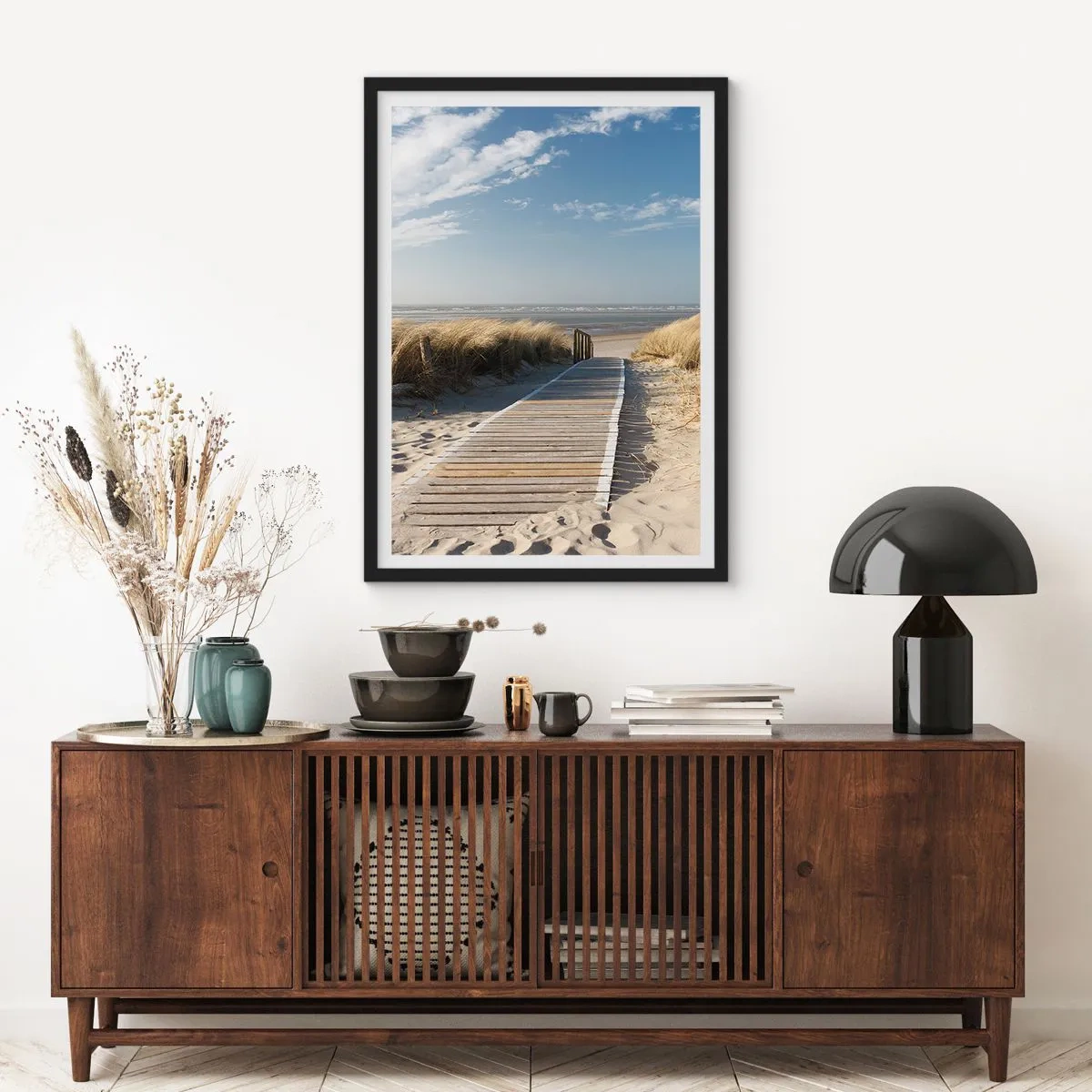 Plakat w czarnej ramie - Za wydmą, w szumie traw - 70x100 cm