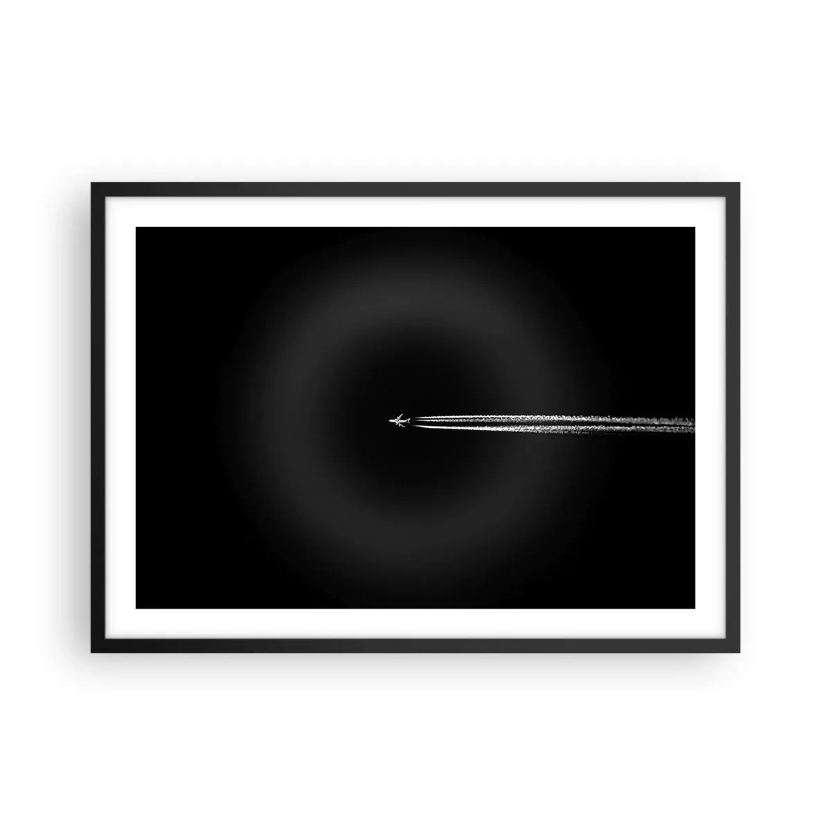 Plakat w czarnej ramie - Samolot odrzutowy z widoczną smugą na czarnym tle - 70x50cm - W inny wymiar - Nowoczesna dekoracja ścienna do salonu i sypialni ARTTOR