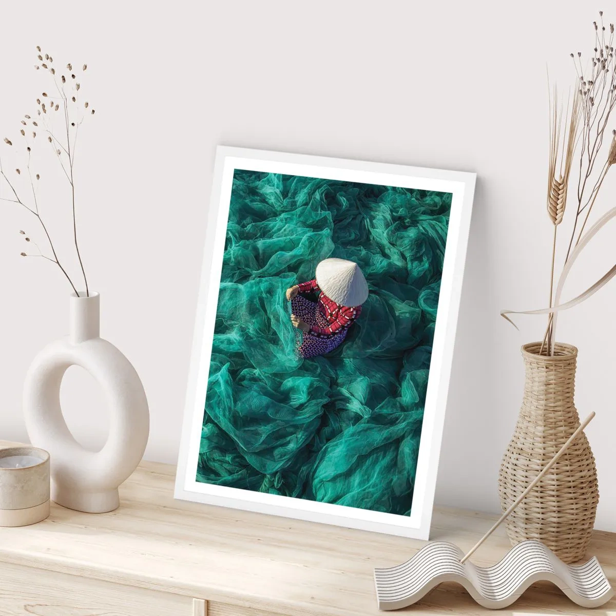 Plakat w białej ramie - W morzu sieci - 61x91 cm