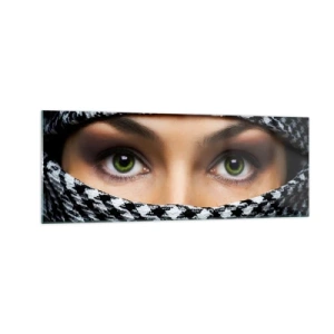 Obraz na szkle - Zielone oczy kobiety ukryte za wzorzystym materiałem w czerni i bieli - 140x50cm - Portret zakwefionej zielonookiej piękności - Nowoczesna dekoracja ścienna do salonu i sypialni ARTTOR