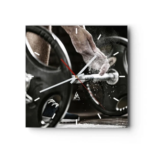 Zegar ścienny - Hantle i ręce sportowca przygotowujące się do treningu - 30x30cm - Wyzwanie podjęte! - Nowoczesna dekoracja ścienna do salonu i sypialni ARTTOR