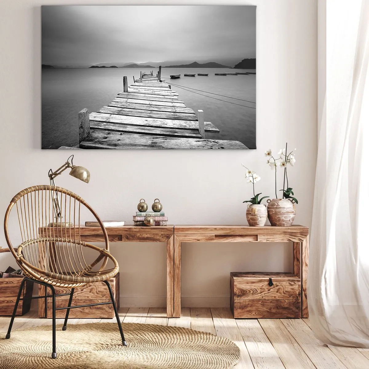Obraz na płótnie - Czarno-biały widok na drewniany pomost i spokojne jezioro - 100x70cm - Za górami, za morzami - Nowoczesna dekoracja ścienna do salonu, kuchni i sypialni ARTTOR
