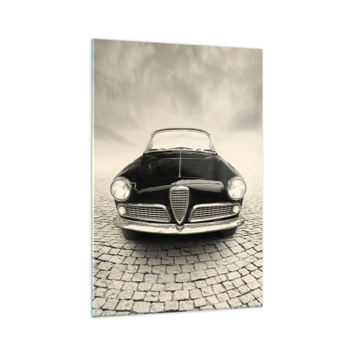 Obraz na szkle - Klasyczny samochód na brukowanym placu w monochromatycznym stylu - 70x100cm - I jak mnie nie kochać? - Nowoczesna dekoracja ścienna do salonu i sypialni ARTTOR