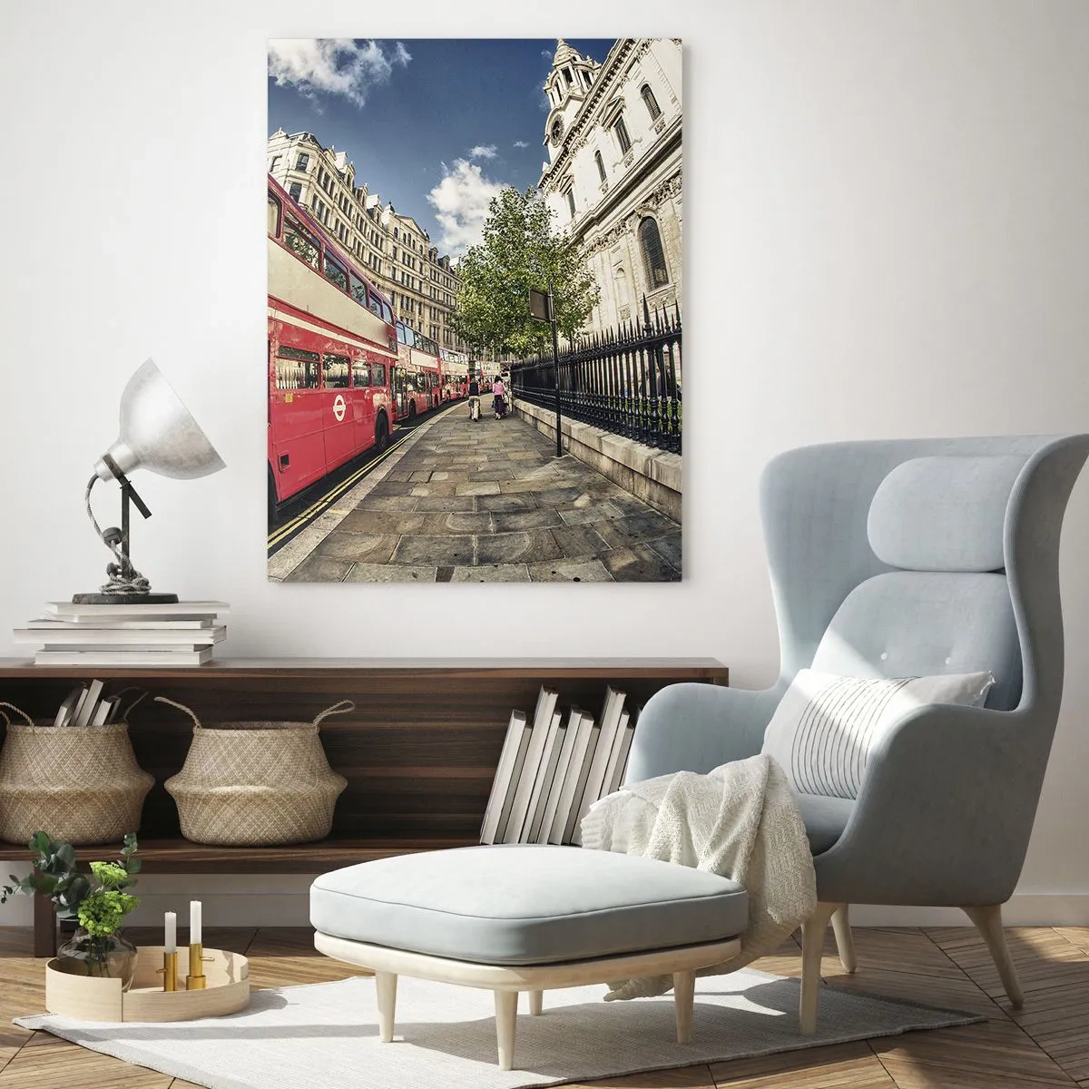 Obraz na szkle - Czerwony autobus piętrowy w miejskiej scenerii - 50x70cm - Londyńska ulica w szarości i czerwieni - Nowoczesna dekoracja ścienna do salonu, kuchni i sypialni ARTTOR